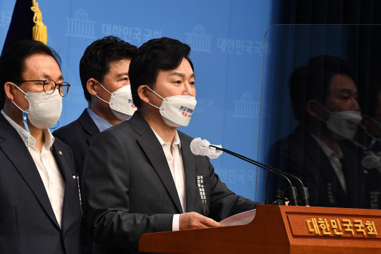 국민의힘 대선 경선 후보인 원희룡 전 제주지사가 5일 서울 여의도 국회 소통관에서 '대장동 게이트 특검'을 촉구하고 '검찰의 엄정한 수사'를 요구하는 기자회견을 하고 있다.국회사진기자단·연합뉴스